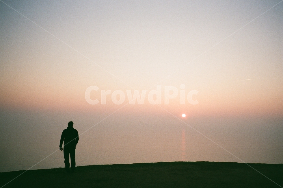 사람,남자,person,자연,nature,outdoors,인간,human,man,풍경,석양,노을,뒷모습,고독,외로움,쓸쓸함,빛,바다,감성,필름,겨울,해외,남성,여행,어둠,해외풍경
