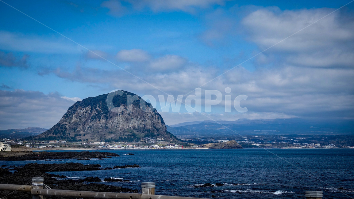 제주,풍경,바다,자연,제주도풍경,절경,절벽,하늘,맑은날,섬,자연,풍경,nature,landscape,한국자연풍경,한국자연경관,korea nature landscape,제주도,jeju,jeju island,land,땅,outdoors,옥외,promontory,곶,water,물,shoreline,해안선,sea,ocean,대양