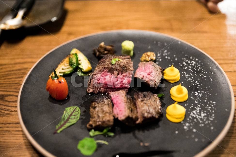 스테이크,steak,한우,접시,음식,심야식당,감성식당,table,다이닝바,닷찌석,다찌석,다찌,dining,diningbar,nightrestaurant,dinnngtable,골목길식당,홍대레스토랑,홍대심야식당,홍대감성식당,홍대다이닝바,홍대술집,감성술집,마포심야식당,심야술집,심야감성,심야감성술집,음식,식재료,요리,food,cook,meal,dishes,food reserves,육류,고기,meat,양식,서양음식,서양요리,western food,western dishes,western meal,western cook