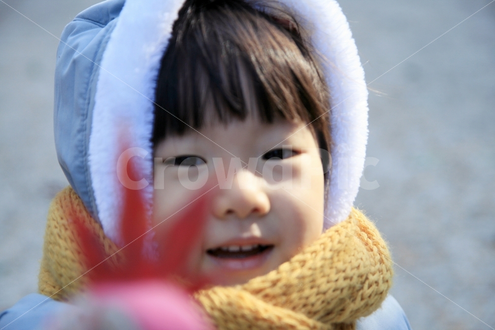 4살,겨울,단풍잎,소풍,산책,어린이,어린이집,따뜻한,오후,단풍,체험학습,미래,배우다,배움,학습,오감,체험,웃음,웃다,웃는,아이,귀여운,사랑스러운,겨울,계절,winter,season,사람,인물,인간,human,person,얼굴표정,facial expression,face,어린이,어린아이,child,children,kid,감정표현,기분,feeling,emotion