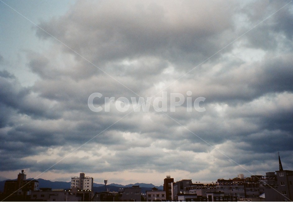 구름,하늘,마을,동네,필름카메라,마을전경,건물,도시,풍경,city,landscape,nature,자연,weather,날씨,outdoors,옥외,sky,cloud,cumulus,적운