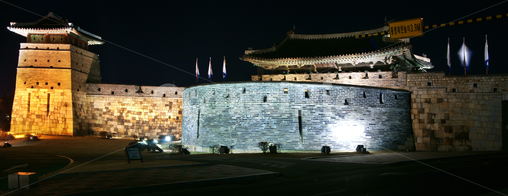 화서문,서문,성곽,서북공심돈,수원화성,수원,유네스코세계문화유산,야경,보물제403호,옹성,야경,밤,풍경,nightscape,night,landscape,한국전통,한국문화,korean traditional,korean culture,랜드마크,landmark,tourist attraction,한국랜드마크,한국관광지,한국명소,korea landmark,korea tourist attraction,건축물,건물외관,exterior,building,structure,architecture,construction,건물