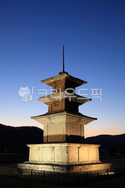 감은사지삼층석탑,감은사지,삼층석탑,석탑,탑,감은사지3층석탑,3층석탑,문화재,유적,사적,국보,112호,국보112호,하늘,야경,불빛,조명,저녁,밤,신라,신라시대,통일신라,경주,경주시,경북,경상북도,한국