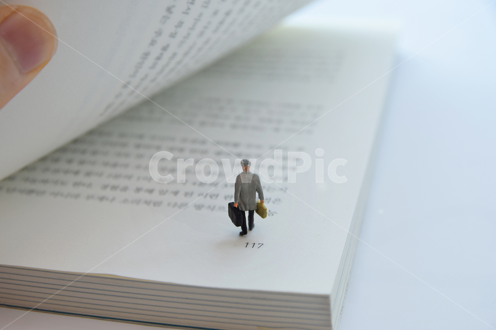 컨셉,동화,혼자,홀로여행,문고,책,책장,책갈피,페이지,소설가,창작,미니어처,독서,책속,책속의길,길,여행,책속여행,여행자,남자,스토리,이야기,소설,작가,독서의계절,가을,모험,연출,컨셉,콘셉,direction,concept