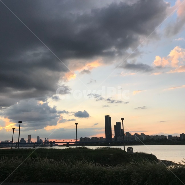 한강,먹구름,한강구름,노을,한강노을,한강뷰,한강노을뷰,hanriver,한강먹구름,도시,풍경,city,landscape,한국도시풍경,한국도시경관,korea cityscape,nature,자연,outdoors,옥외,weather,날씨,sky,하늘