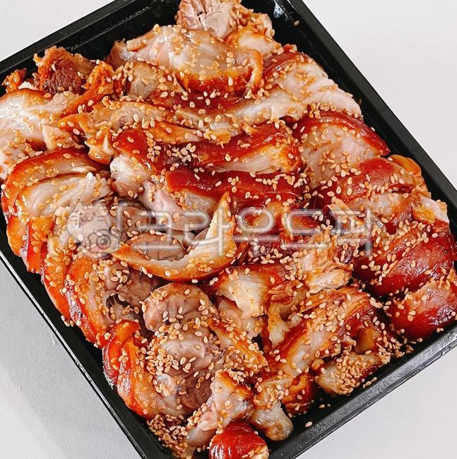 hind leg meat,snack,Pigs Feet,pork,Midnight Snack,pig,disposable container,front leg meat,ingredients,packaged food,cooking,Drink snacks,Pork feet,cook,packaging,food,meal,dish,meat,sesame,mukbang,pig tribe,Sesame