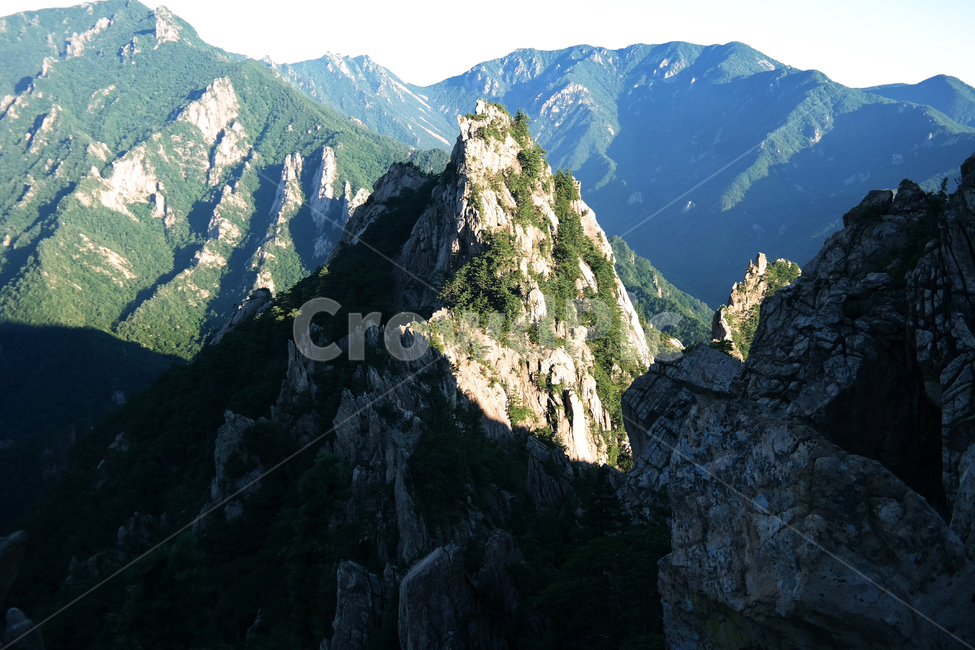 산,mountain,풍경,숲,웅장함,밝음,하늘,땅,봉우리,환경,자연,풍경,nature,landscape,mountain range,산맥,outdoors,옥외,peak,피크