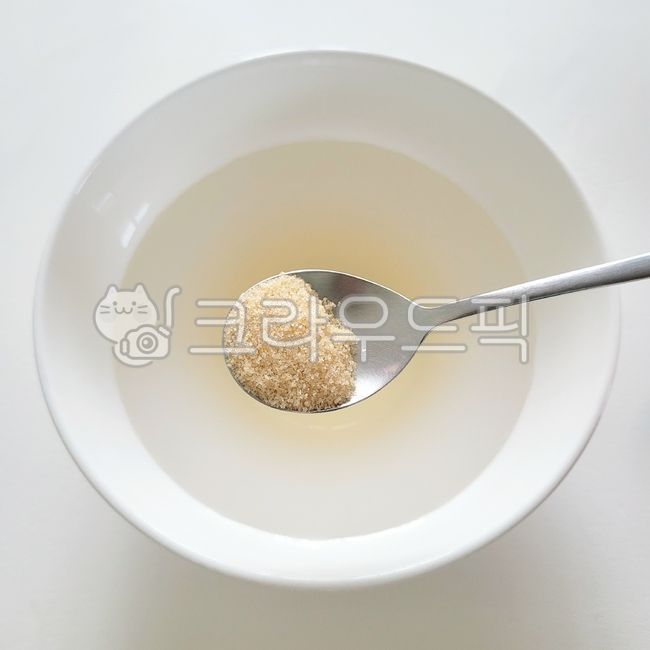 음식,food,spoon,숟가락,bowl,그릇,물,설탕,황설탕,흑설탕