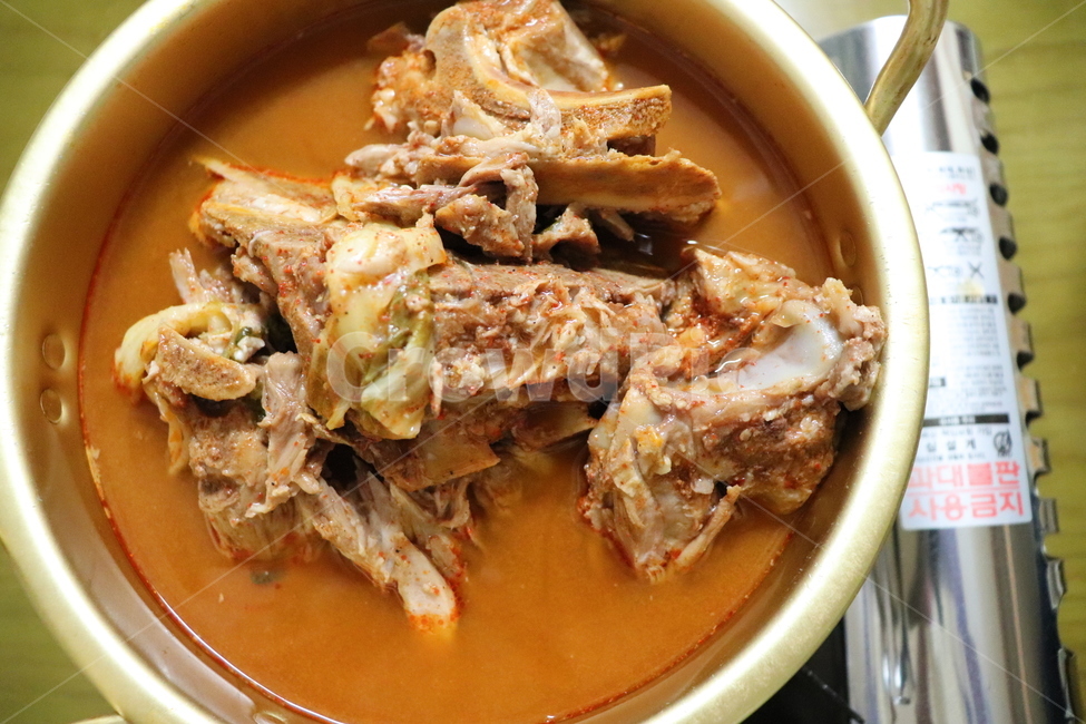 뼈해장국,돼지등뼈,감자탕,koreafood,한국음식,야식,해장국,안주,요리,국밥,뚝배기,koreanfood,뼈다귀해장국,고기,dishes,meal,음식,meat,koreancook,한식,음식,식재료,요리,food,cook,meal,dishes,food reserves,한식,한국음식,한국요리,korean food,korean dishes,korean meal,korean cook