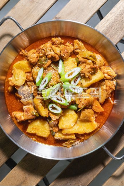 닭볶음탕,닭도리탕,닭볶음탕요리,요리,음식,food,식사,meal,접시,닭매운탕,볶음요리,볶음음식,맛집,대파,파,닭메뉴,닭요리,초복,중복,말복,초복음식,말복음식,중복음식,식재료,cook,dishes,foodreserves,메뉴,빨간색,빨강,red,spicy,한식,빨간음식,매운음식,육류,고기