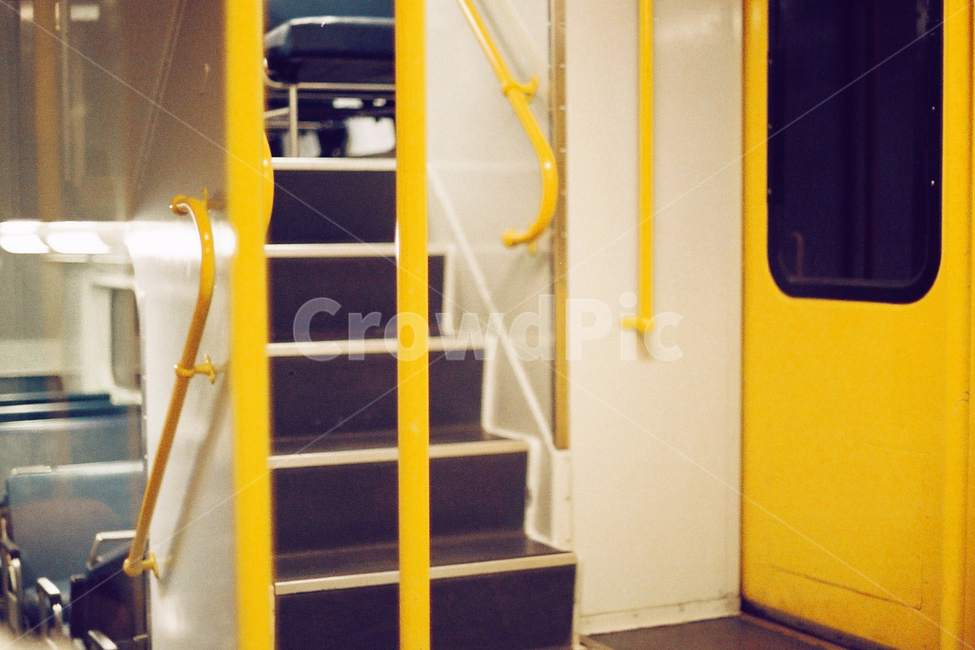 기차,계단,지하철,공공장소,노랑색,노란색,손잡이,train,sydneytrain,감성,감성사진,교통,교통수단,subway,필름사진