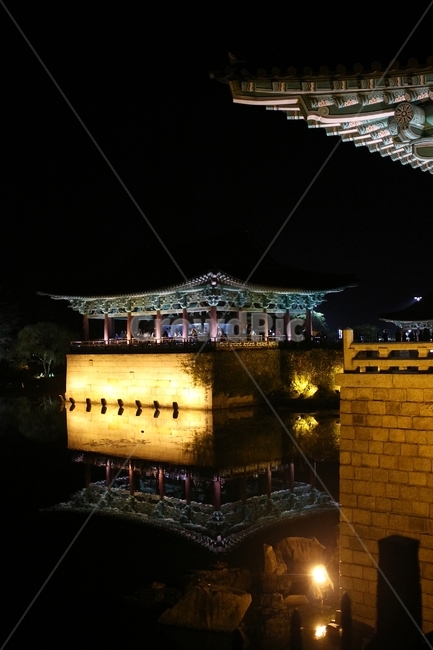 안압지,동궁과월지,반영,경주야경,한국풍경,풍경,전통,야경,경주,야경,밤,풍경,nightscape,night,landscape,한국전통,한국문화,korean traditional,korean culture,랜드마크,landmark,tourist attraction,한국랜드마크,한국관광지,한국명소,korea landmark,korea tourist attraction,건축물,건물외관,exterior,building,structure,architecture,construction,건물,shrine,신사,worship,예배