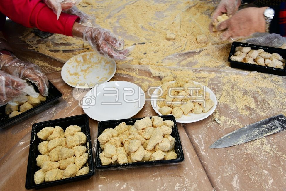 Tteokgomul,ring,Traditional experience,holiday food,plate,bean paste,Traditional rice cake,traditional culture,glutinous rice cake,Injeolmi,soybean flour,Injeolmi Rice Cake,grandma,Korean food,rice cake,healthy food,gold ring,traditional food,Korean tradi