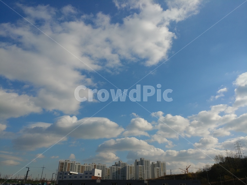 송전탑,낮,구름,하늘,산,빛,건축물,도시,풍경,city,landscape,nature,자연,weather,날씨,sky,outdoors,옥외,cloud,cumulus,적운