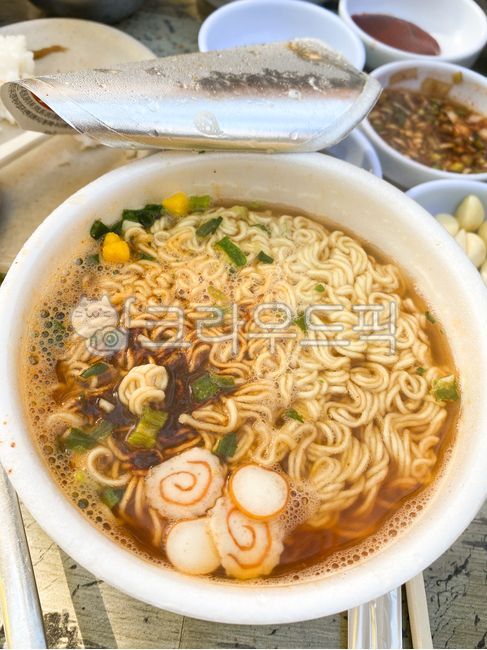 ramen,bowl noodles,Instant,Midnight Snack,disposable ramen,Cup ramen