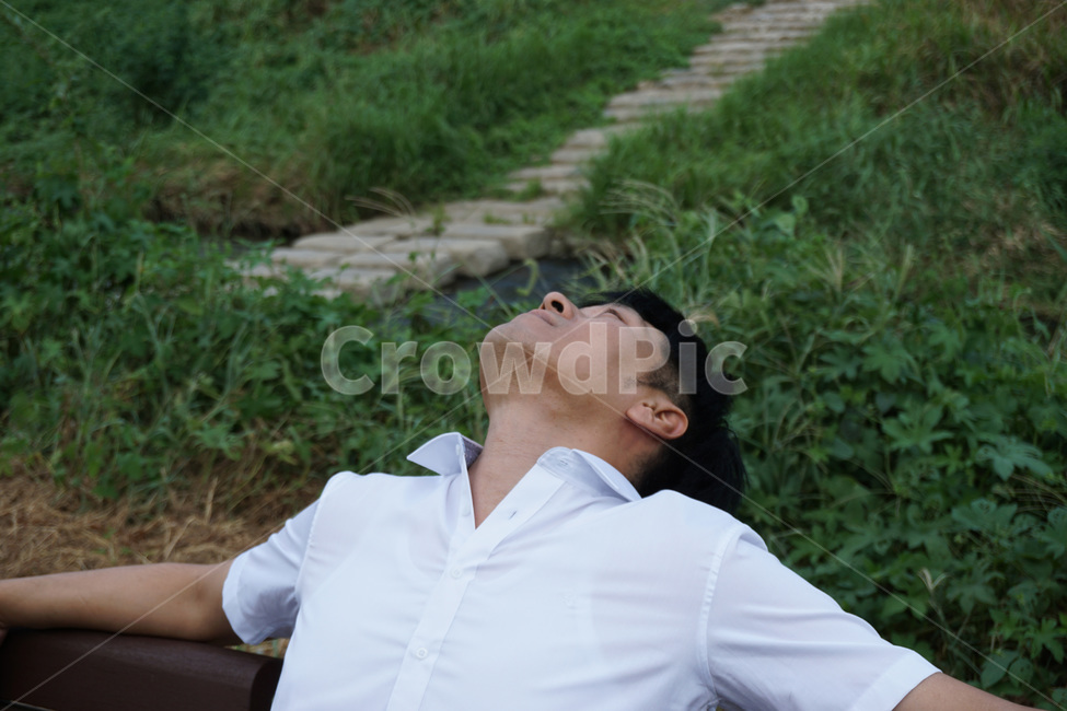 남자,얼굴,공원,휴식,회사원,턱,초록,시선,공상,사람,인물,인간,human,person,얼굴표정,facial expression,face,남성,남자,man,male,감정표현,기분,feeling,emotion