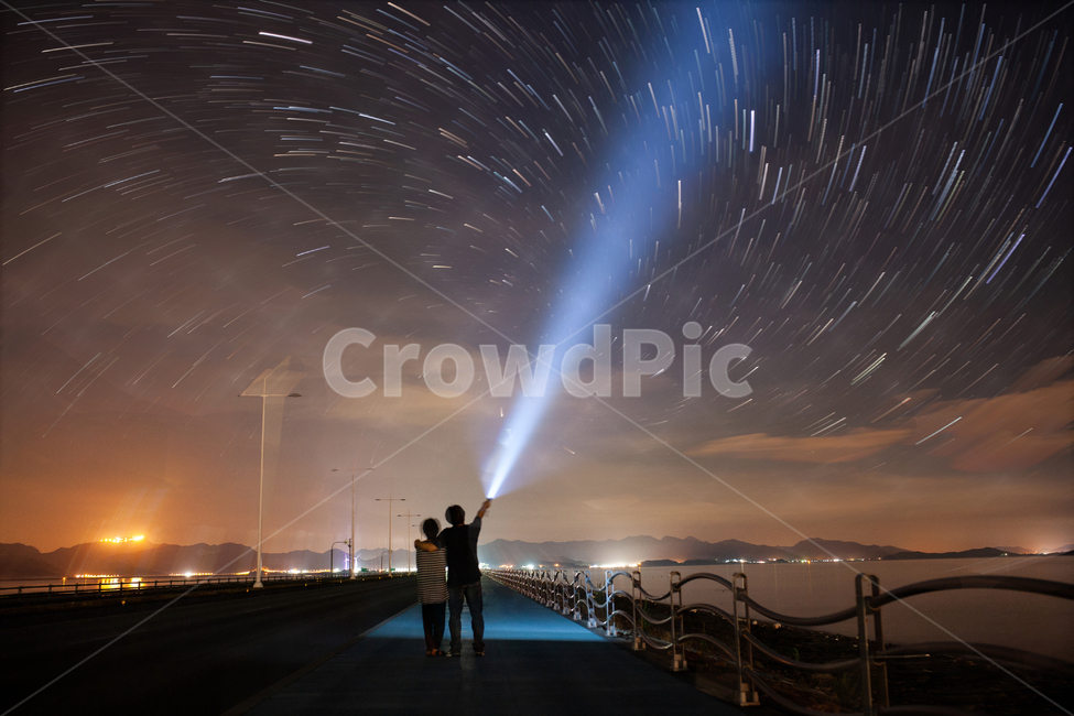 별,궤적,회오리궤적,밤,하늘,풍경,밤풍경,야경,밤,풍경,nightscape,night,landscape,사람,인물,인간,human,person,연인,커플,사랑,lover,couple,lighting,조명,flare,플레어,light,빛
