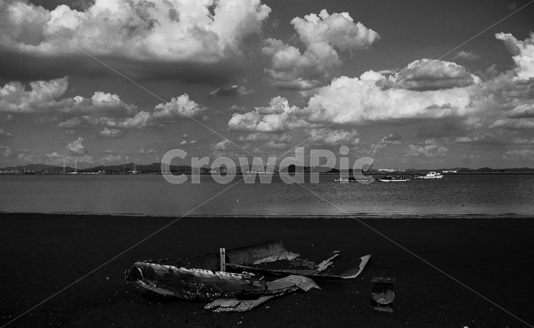 바다,폐선,배,파손,잔해,하늘,구름,썰물,자연,풍경,weather,날씨,nature,cumulus,적운,outdoors,옥외,cloud,sky