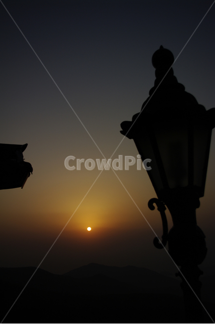 노을,하늘,산,구름,일출,그림자,가로등,실루엣,그림자,silhouette,shadow,사물,물건,오브젝트,thing,object,matter