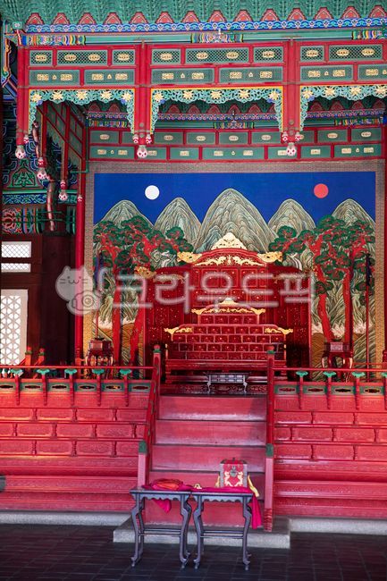 경복궁,근정전,왕좌,임금,왕,궁,고궁,보위,전통,한국전통,전통건축,건축물,전통무늬,랜드마크,한국관광지,한국명소,명소,문화재