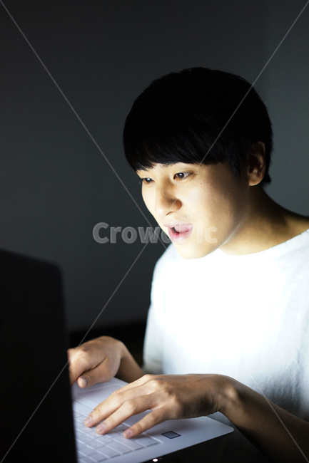 중독,인터넷중독,컴퓨터중독,게임중독,남자,게임,게이머,밤샘,addiction,gamer,game,computer,man,사람,인물,인간,human,person,얼굴표정,facial expression,face,남성,남자,man,male,정보통신기술,전자기기,전자제품,it,information,technology,electronic equipment