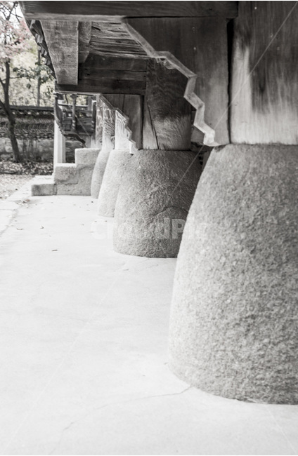 주춧돌,화강암,고택,전통가옥,선,중량감,평형,한국전통,한국문화,korean traditional,korean culture,흑백,모노톤,monochrome,black and white,건축물,건물외관,exterior,building,structure,architecture,construction