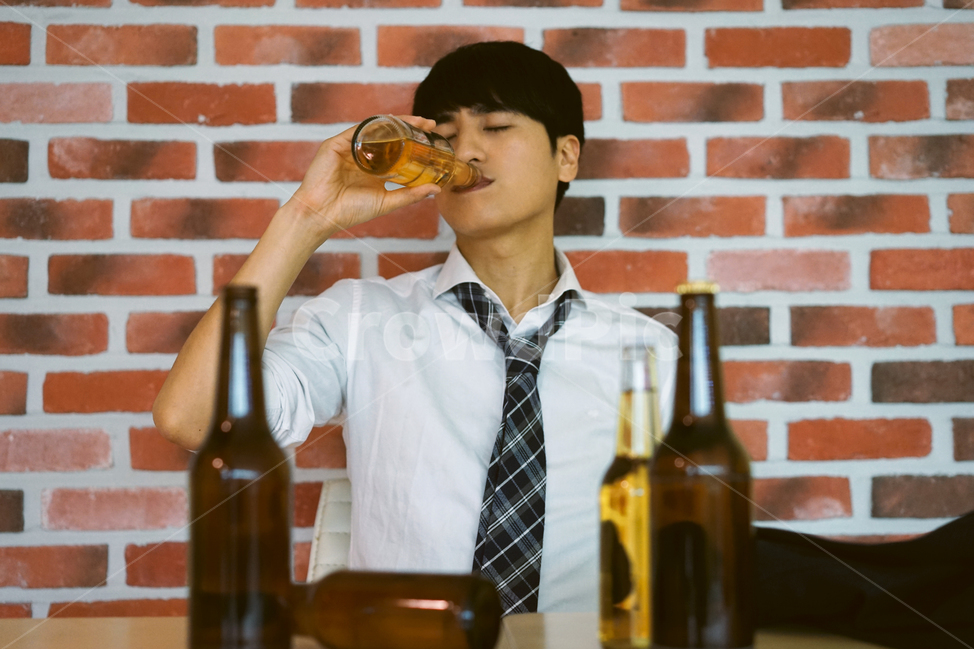 남성,남자,펍,맥주,비어,beer,술,음주,과음,맥주병,병맥주,알코올,직장인,회사원,사람,인물,인간,human,person,남성,남자,man,male,술,주류,alcohol,산업,industry,industrial,비즈니스,사업,business,service,work