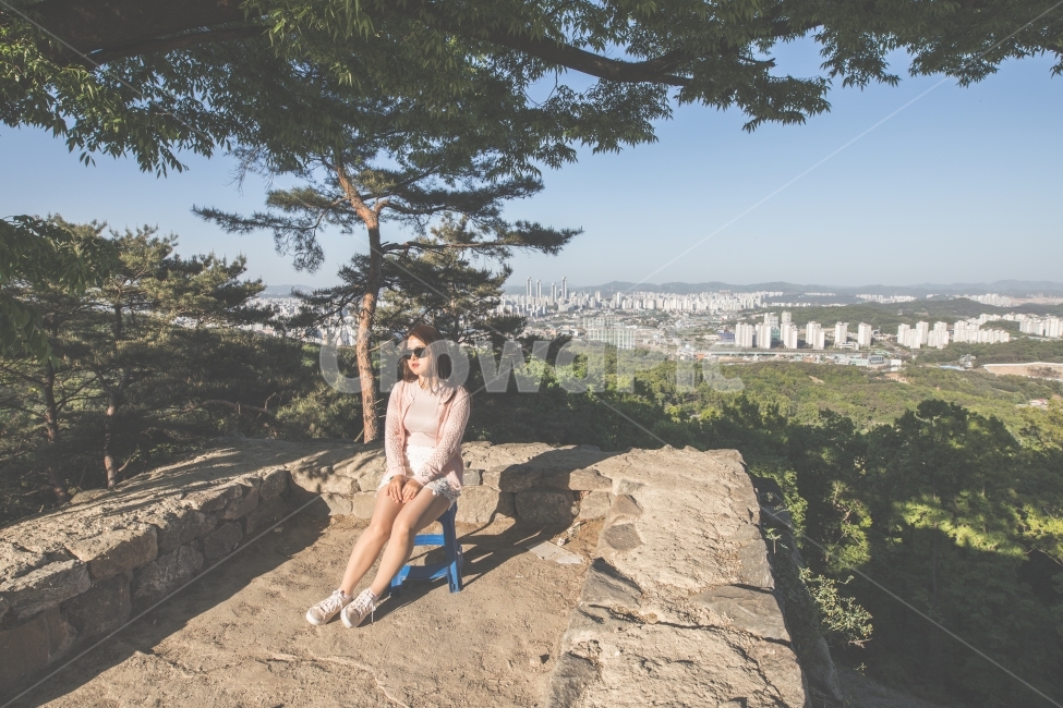 휴식,앉다,여자,사람,나무,의자,일몰,풍경,하늘,rest,sit,girl,human,tree,chair,sunset,landscape,sky,사람,인물,인간,human,person,여성,여자,woman,female,lady,감성,sensible,feeling,휴식,힐링,rest,relaxation,healing