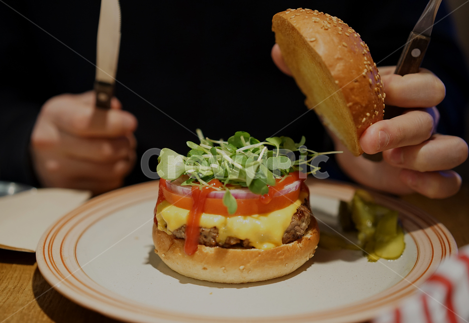 음식,요리,푸드,food,햄버거,버거,수제버거,패스트푸드,사람,인물,인간,human,person,신체일부,몸,body,음식,식재료,요리,food,cook,meal,dishes,food reserves,양식,서양음식,서양요리,western food,western dishes,western meal,western cook