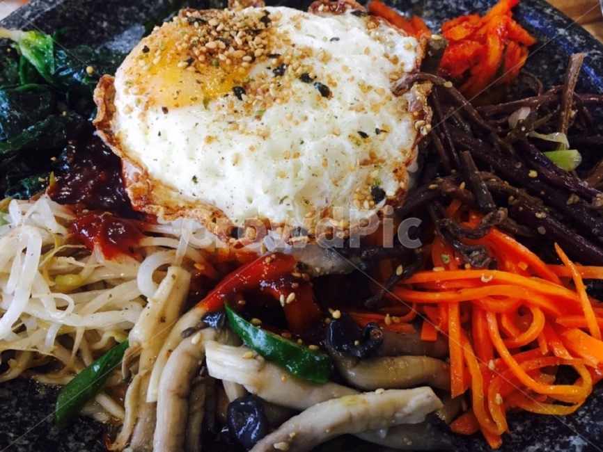 비빔밥,돌솥,계란,식사,고소함,한국전통,한국문화,korean traditional,korean culture,음식,식재료,요리,food,cook,meal,dishes,food reserves,한식,한국음식,한국요리,korean food,korean dishes,korean meal,korean cook