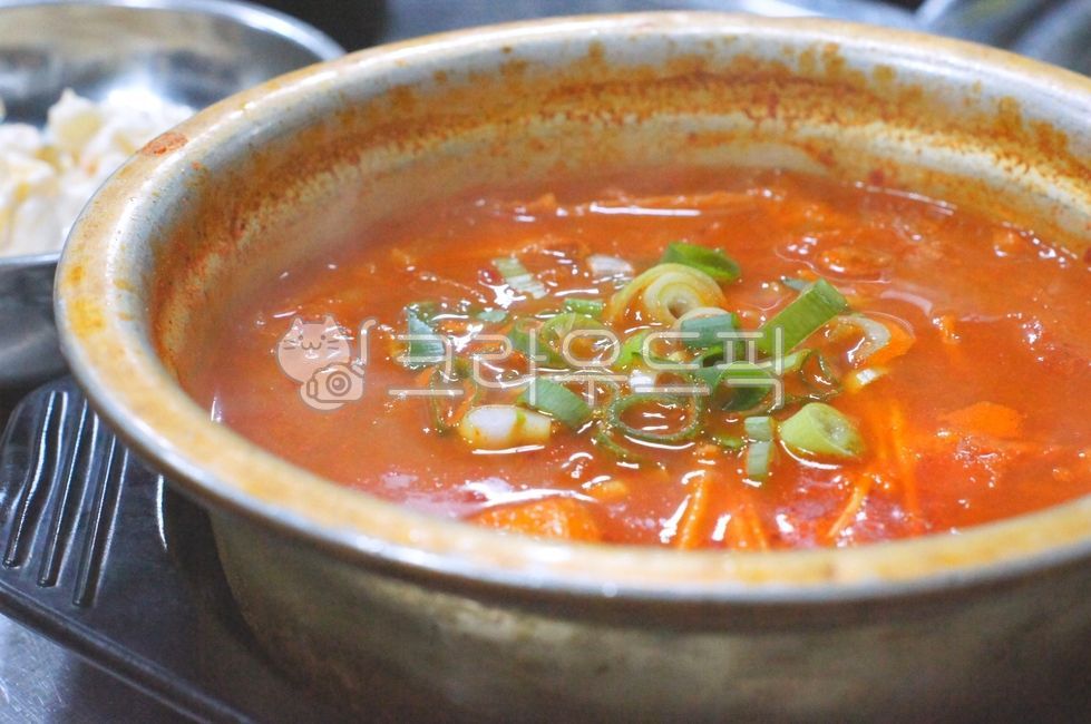 김치찌개,kimchistew,김치전골,kimchijjigae,spicystew,nickelsilver,양푼이,양푼냄비,nickelpot,porkstew,meatstew,돼지김치찌개,음식,food,요리,플레이팅,foodpresentation,plating