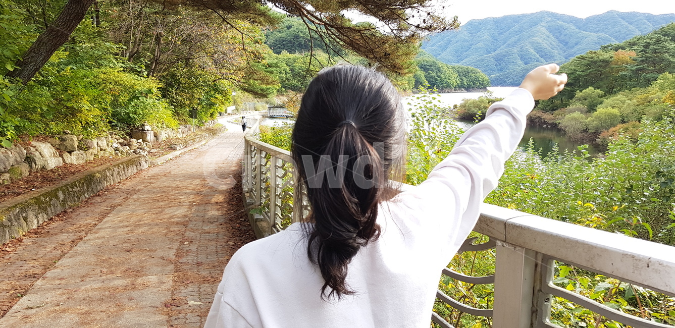 여자,여자뒷모습,산,산길,나무,강,손