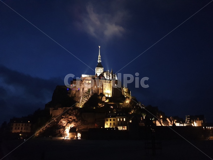 montsaintmichel,몽생미셸,성,프랑스,야간,첨탑,야경,밤,풍경,nightscape,night,landscape,랜드마크,landmark,tourist attraction,해외,외국,세계,foreign,oversea,world,세계랜드마크,해외랜드마크,외국랜드마크,world landmark,world tourist attraction,steeple,뾰족한 탑,architecture,건축물,building,건물,tower,탑,spire