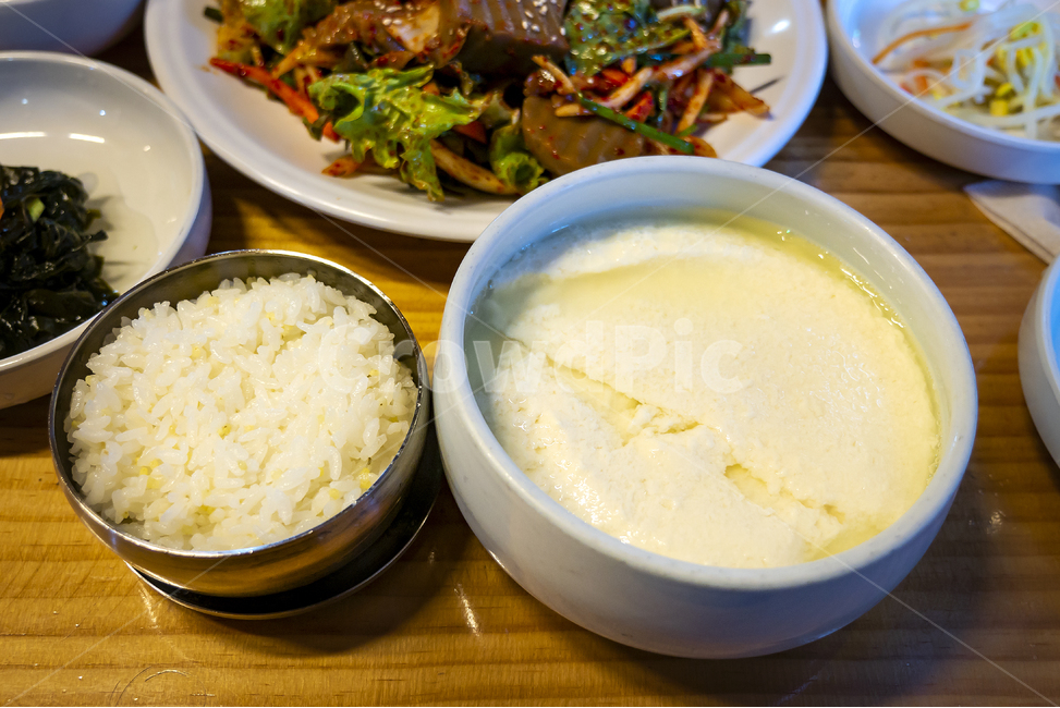 순두부,정식,두부,쌀밥,밥,한공기,밥공기,부드러운,나무테이블,한정식,한상차림,한국,전통,음식,전통음식,traditional,food,korean,음식,식재료,요리,food,cook,meal,dishes,food reserves,한식,한국음식,한국요리,korean food,korean dishes,korean meal,korean cook