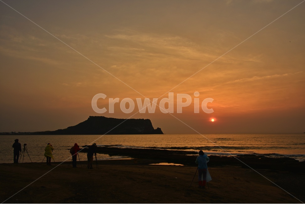 제주도,성산일출봉,광치기해변,성산일출봉일출,일출,person,사람,human,인간,nature,자연,outdoors,옥외,sky,하늘,redsky,붉은하늘,dawn,새벽,자연,풍경,nature,landscape