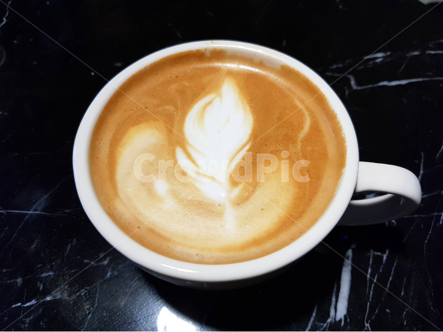 커피,라떼,아트,커피잔,컵,에스프레소,드립,거품,카푸치노,우유,갈색,흰색,나뭇잎,검정,마블,검은,대리석,배경,음식,커피,카페,coffee,cafe