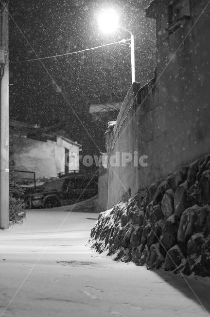 흑백사진,골목길,겨울밤,눈,밤,winter,night,steet,오래된,retro,흑백,눈오는골목길,street,outdoors,겨울,계절,winter,season,골목길,alley,흑백,모노톤,monochrome,black and white