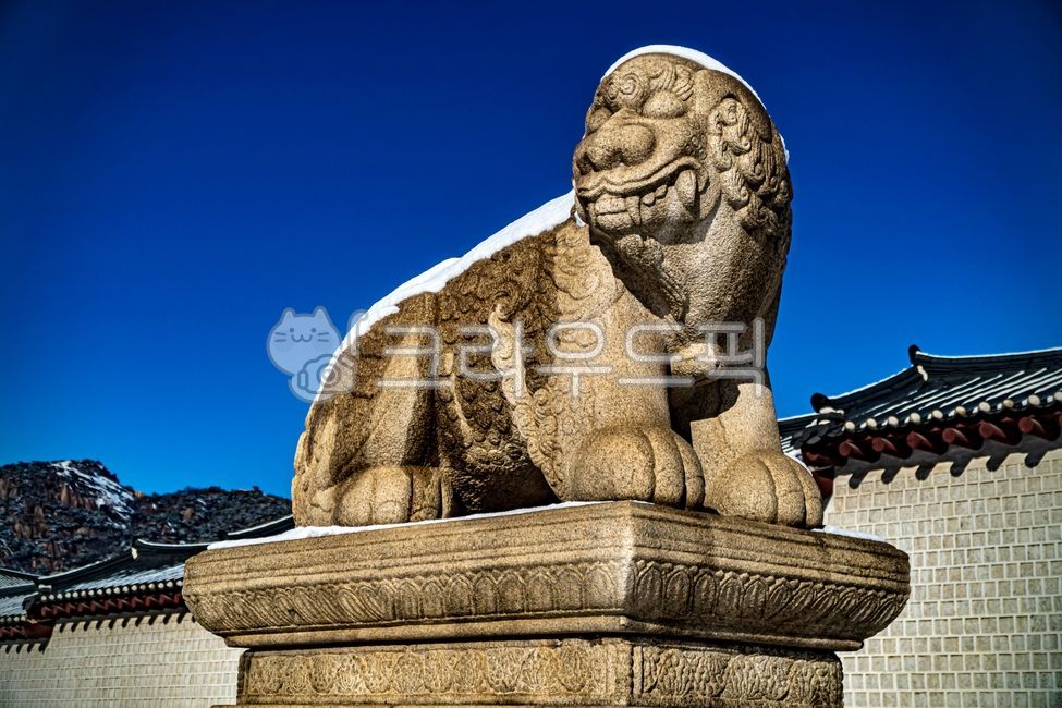 snow scene,castle,winter,Haitai,Gwanghwamun,snowscene,Hanyangdoseong,rampart,Gyeongbokgung,Cultural Heritage,hanok,sight,winterscene,architecture,snowylandscape,Korean culture,korea,haetae,Hanok,snow,winter landscape,Korean tradition,Korean cultural prope