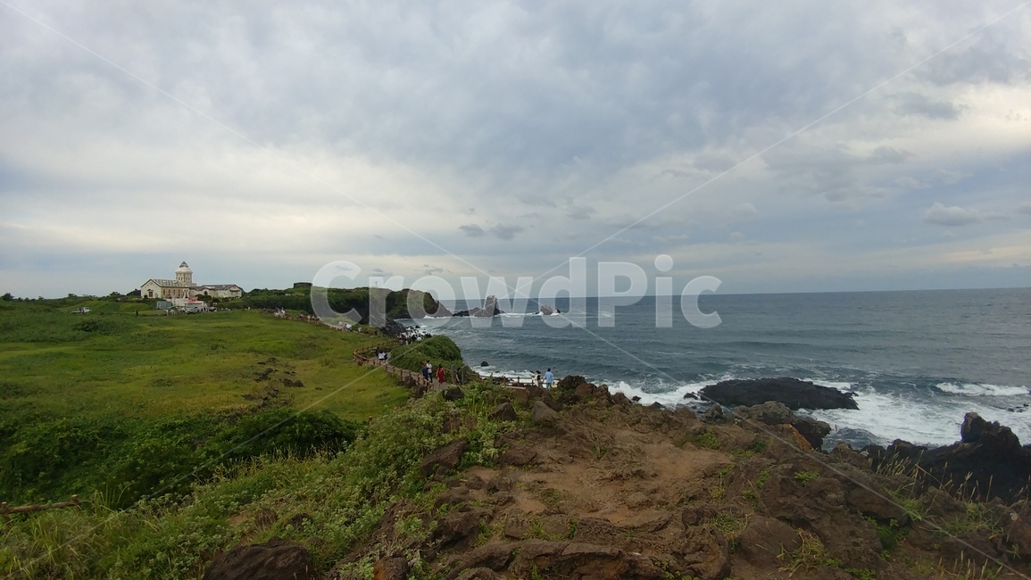 숲,잔디,바다,파도,jeju,제주도,하늘,구름,sky,grass,land,cloud,자연,풍경,nature,landscape,outdoors,옥외,땅,ocean,대양,sea,water,물,shoreline,해안선,promontory,곶,coast,연안,peninsula,반도