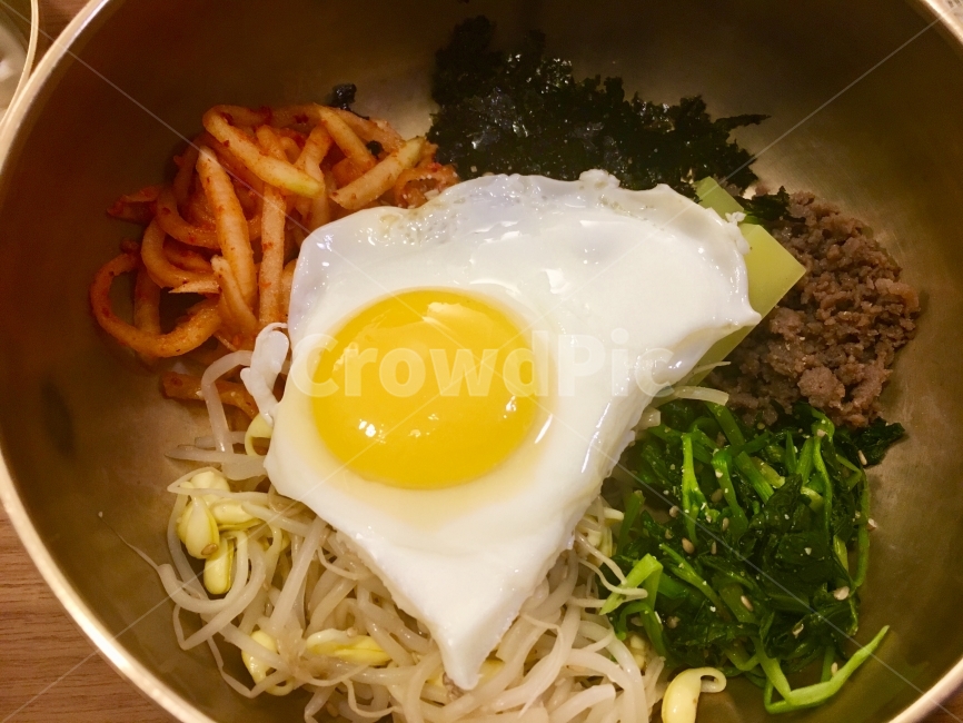 비빔밥,한국음식,계란,비빔,음식,놋그릇,계란후라이,전통음식,한식,메뉴,메뉴사진,메뉴판,음식,식재료,요리,food,cook,meal,dishes,food reserves,한식,한국음식,한국요리,korean food,korean dishes,korean meal,korean cook