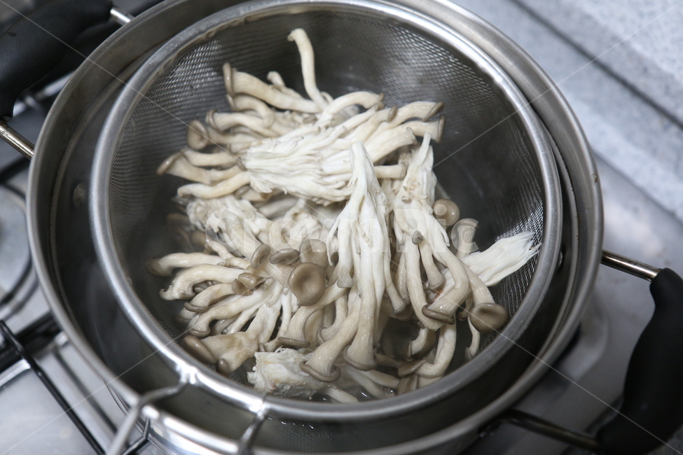 음식,food,버섯,조리,데치기,버섯데치기,느타리버섯,요리,버섯,mushroom,음식,식재료,요리,food,cook,meal,dishes,food reserves