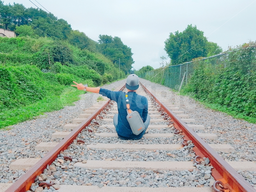 여행,travel,여행사진,국내여행,혼자여행,사진,배경사진,배경,이쁜사진,색감,색감좋은사진,스냅사진,삼각대사진,스냅샷,삼각대샷,뒷모습,뒷모습사진,부산,부산여행,미포철길,브이,여행자,여행가,자연,풍경,nature,landscape,여행,휴가,traveling,vacation,trip,교통,교통수단,traffic,transportation,사람,인물,인간,human,person,남성,남자,man,male,감정표현,기분,feeling,emotion,railway,철도,train track,기찻길,rail,레일,dirt road,흙길,gravel,자갈,road,도로