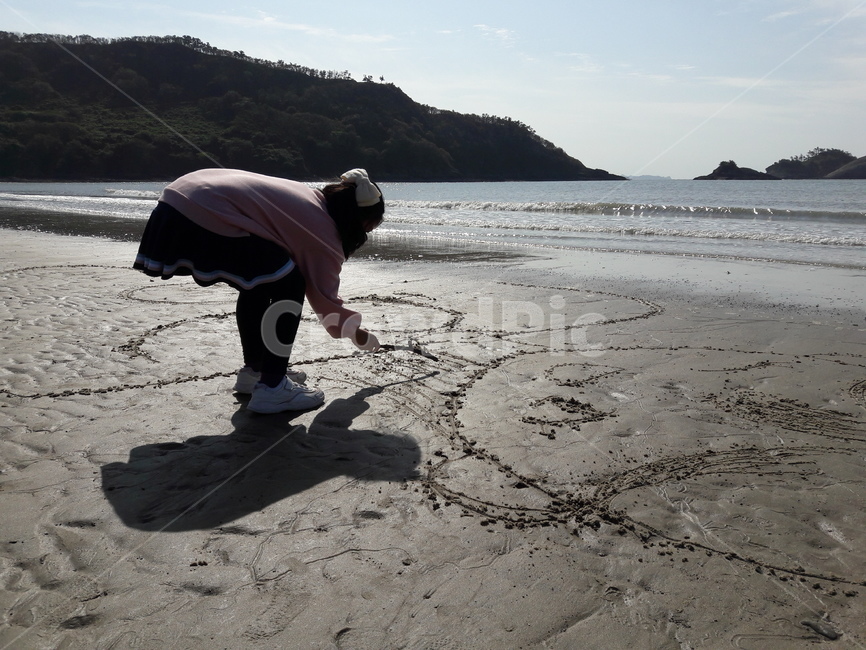 낙서,모래그림,여자아이,scribble,drawing,littlegirl,child,picture,describe,sand,beach,coast,sketch,human,인간,person,사람,water,물,shoreline,해안선,ground,바닥
