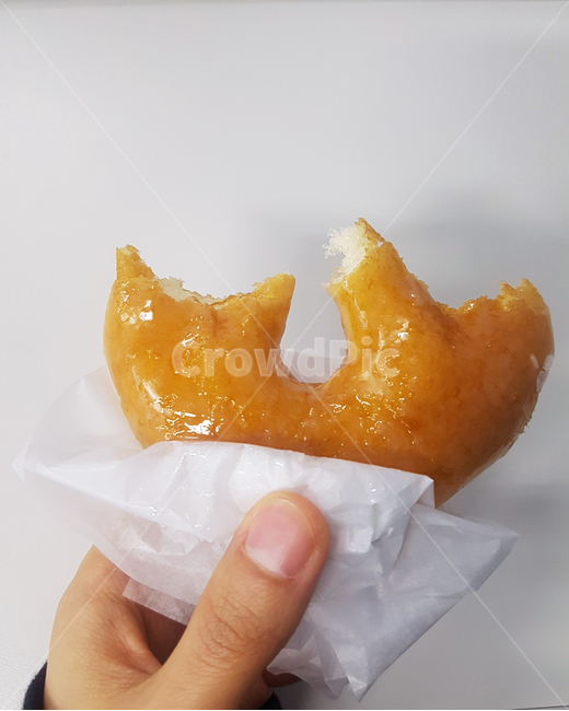 도넛,음식,먹던중,식사,간식,간식음식,간식사진,음식사진,칼로리,도넛사진,동그라미,도넛구멍,손,사람손,설탕,빵,빵사진,컨셉,컨셉사진,글레이즈도넛,설탕도넛,글레이즈,윤기,반짝임,달콤한,달달한,단음식,단음식사진,건강,다이어트,종이,종이사진,도넛종이,기름종이,손톱,손가락,손가락사진,엄지손가락,엄지손톱,절반,도넛절반,밀가루,밀가루음식,홈베이킹,베이킹,밀가루간식,음식,식재료,요리,food,cook,meal,dishes,food reserves,빵,bread,디저트,간식,후식,dessert,snack