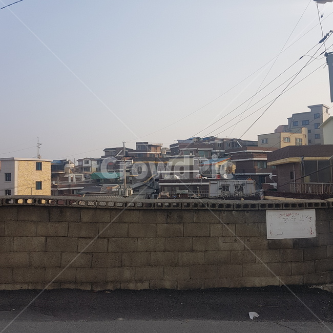 아침,담장,마을,하늘,벽돌,길,등교길,도시,풍경,city,landscape,한국도시풍경,한국도시경관,korea cityscape