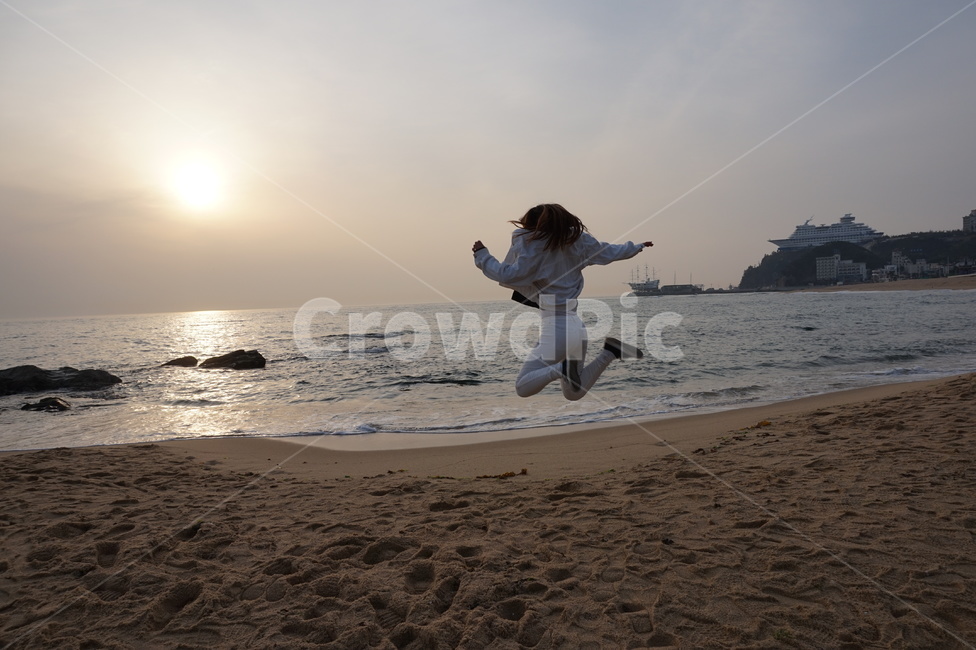 뒷모습,날다,바다,일출,해변,여자,점프,사람,인물,인간,human,person,여성,여자,woman,female,lady