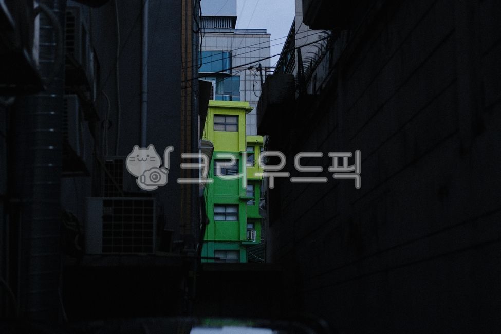 초록색건물,색깔,반전,골목,새벽,쓸쓸한