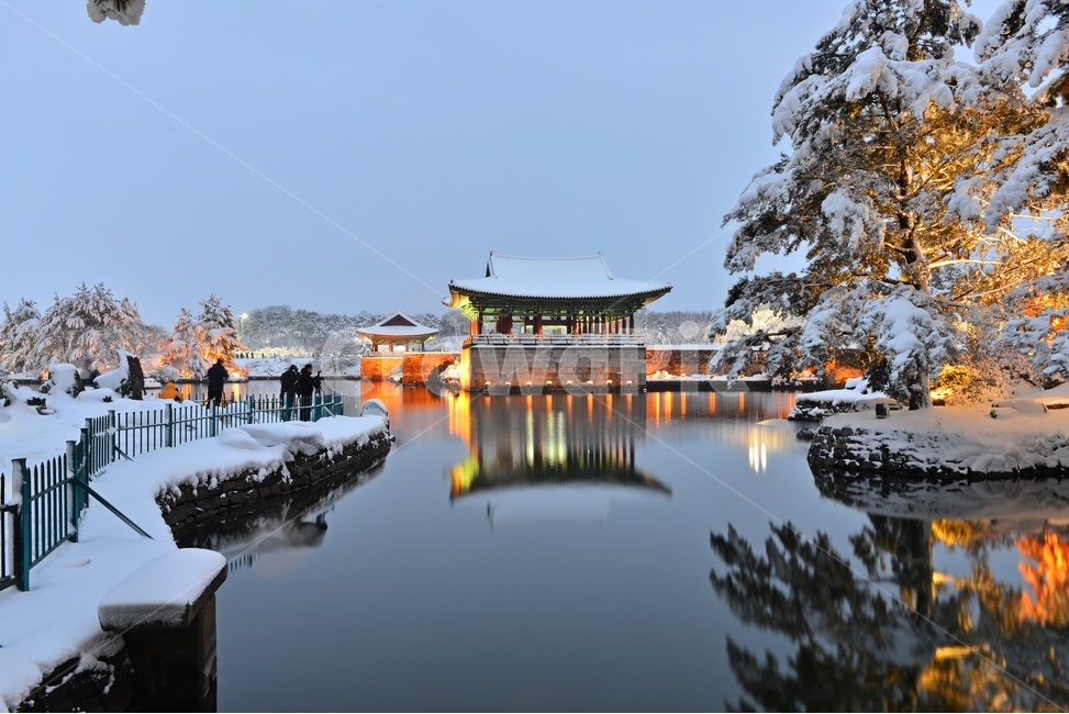 building,건물,architecture,건축물,water,물,nature,자연,outdoors,옥외,경주,안압지,안압지설경,설경,겨울,계절,폭설,눈,경치,풍경,야경,안압지야경,반영
