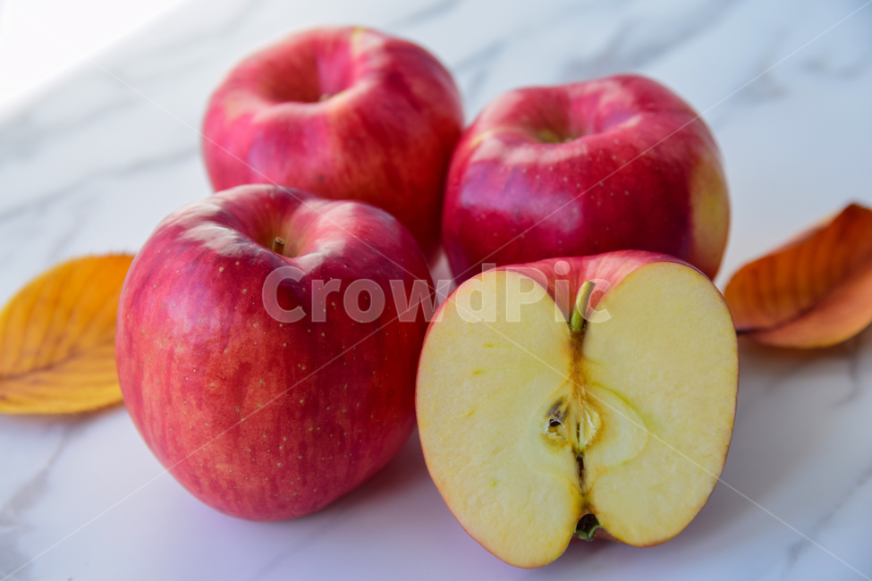 사과,과일,음식,반쪽사과,반쪽,낙엽,나뭇잎,커팅,탐스러운,apple,food,fruit,cutting,cut,leaves,leaf,음식,식재료,요리,food,cook,meal,dishes,food reserves,과일,열매,fruit
