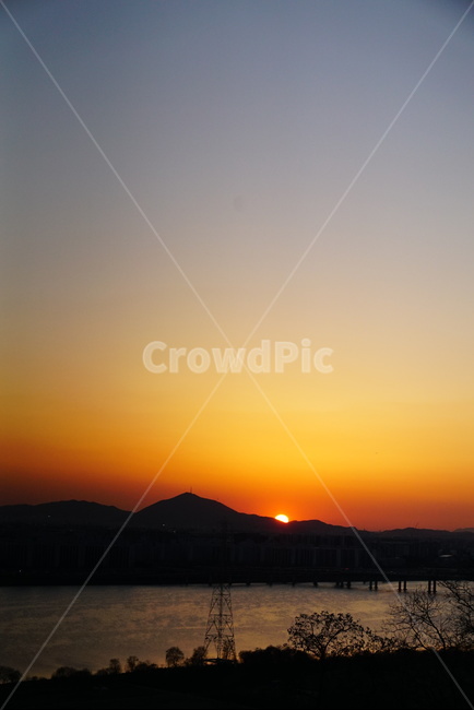 일몰,하늘,노을,구름,석양,자연,풍경,nature,landscape,outdoors,옥외,dawn,새벽,sunset,red sky,붉은 하늘,sky,dusk,황혼,sunlight,햇빛